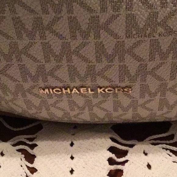 Michael Kors Lydia Large signature logo print with shiny gold tone hardware - Picture 7 of 7